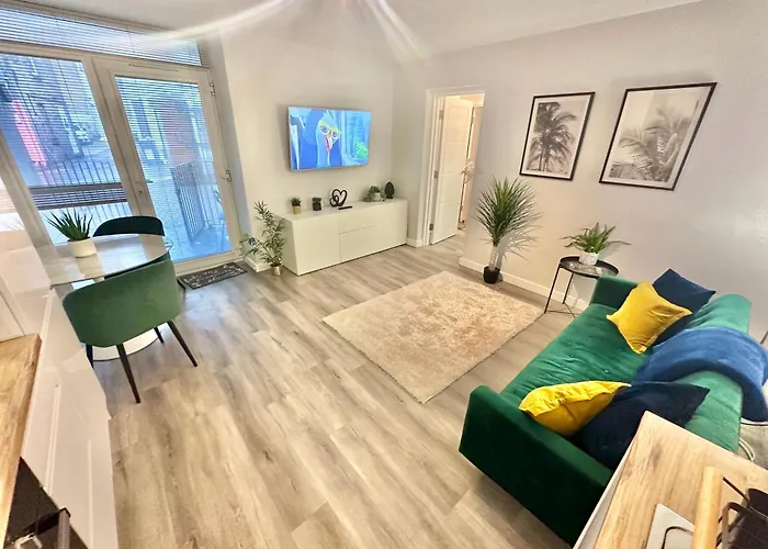 Sleek Urban Getaway - Parking Space - New Large Sofa Bed - Fast Wifi - 10 Minutes Walk To The Beach!