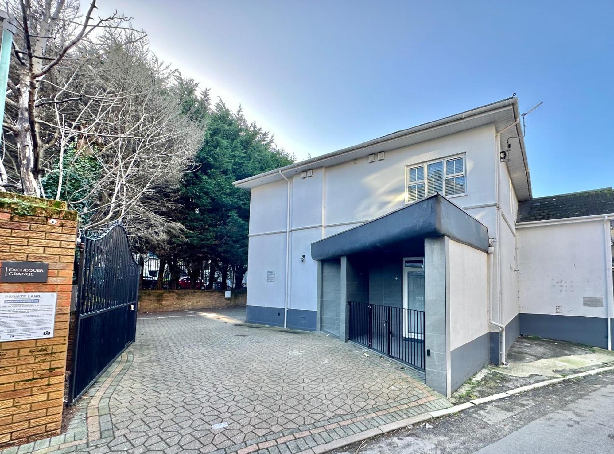 Sleek Urban Getaway - Parking Space - New Large Sofa Bed - Fast Wifi - 10 Minutes Walk To The Beach! Apartment