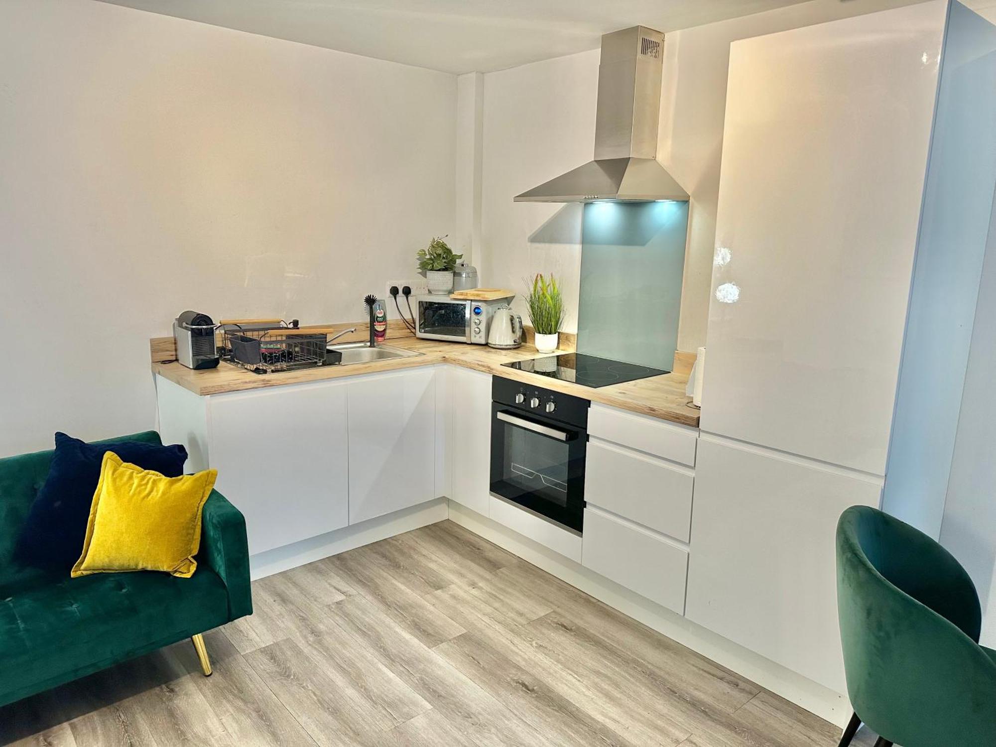 Sleek Urban Getaway - Parking Space - New Large Sofa Bed - Fast Wifi - 10 Minutes Walk To The Beach! * Bournemouth