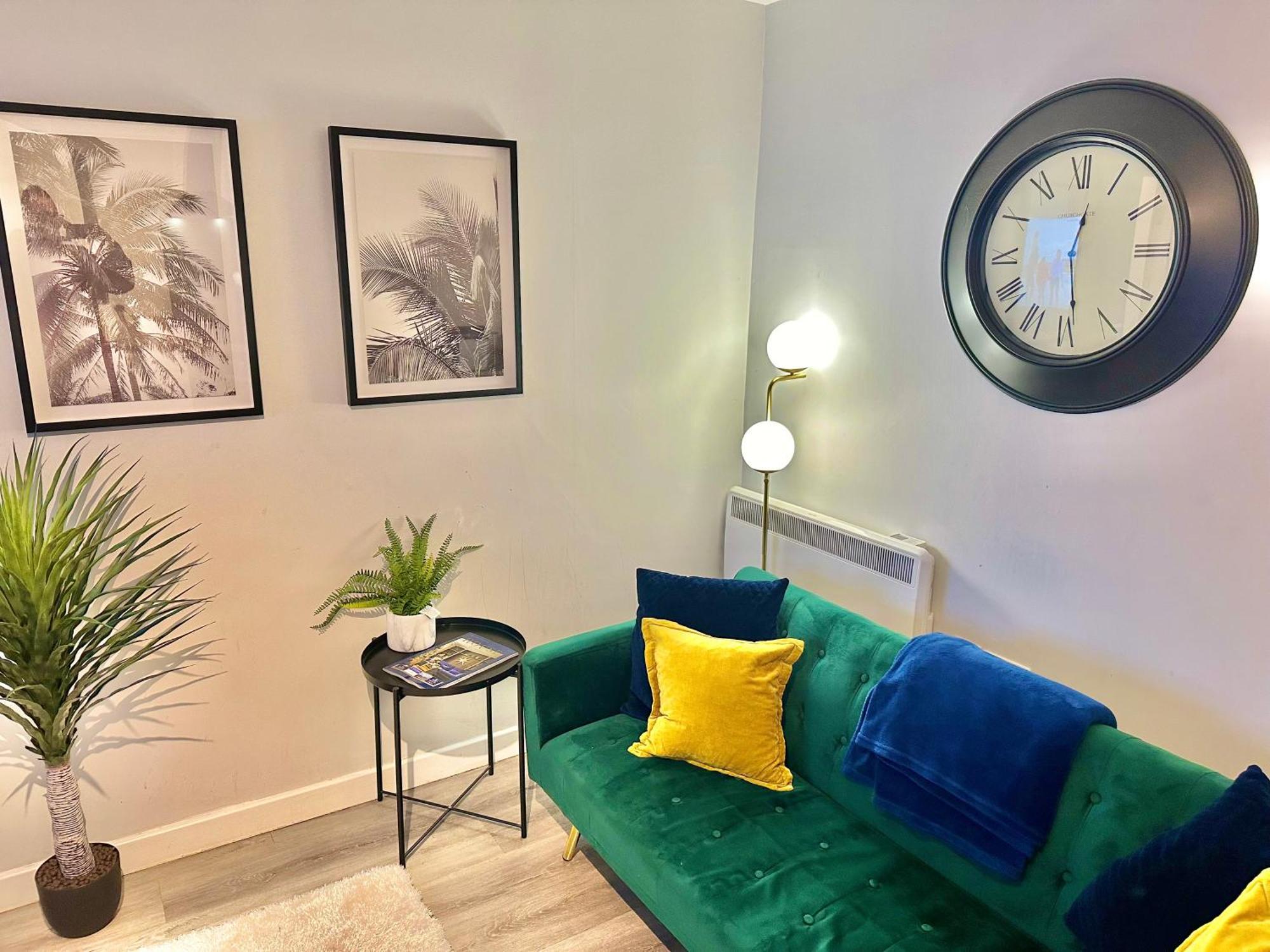 Sleek Urban Getaway - Parking Space - New Large Sofa Bed - Fast Wifi - 10 Minutes Walk To The Beach! Apartment Bournemouth