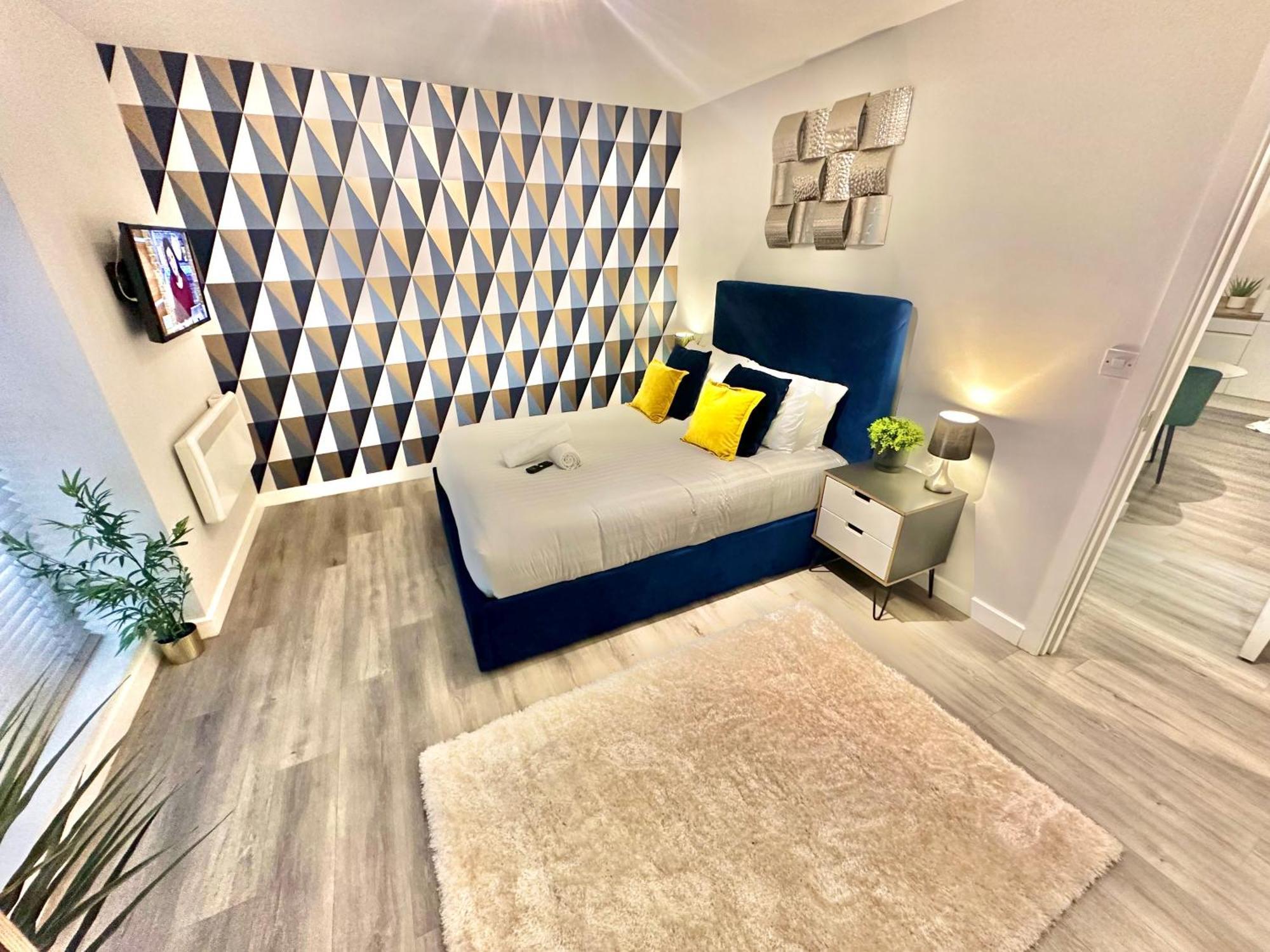 Sleek Urban Getaway - Parking Space - New Large Sofa Bed - Fast Wifi - 10 Minutes Walk To The Beach! Apartment