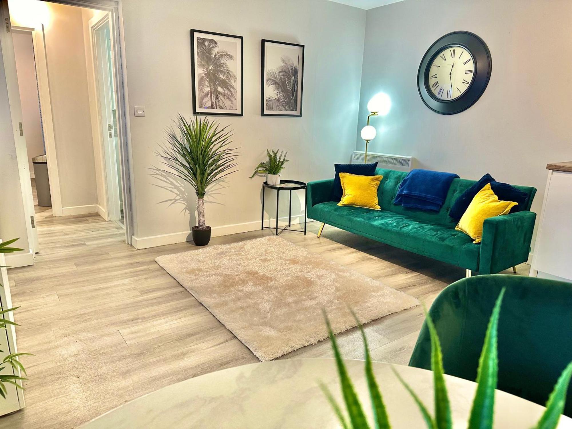Sleek Urban Getaway - Parking Space - New Large Sofa Bed - Fast Wifi - 10 Minutes Walk To The Beach! *
