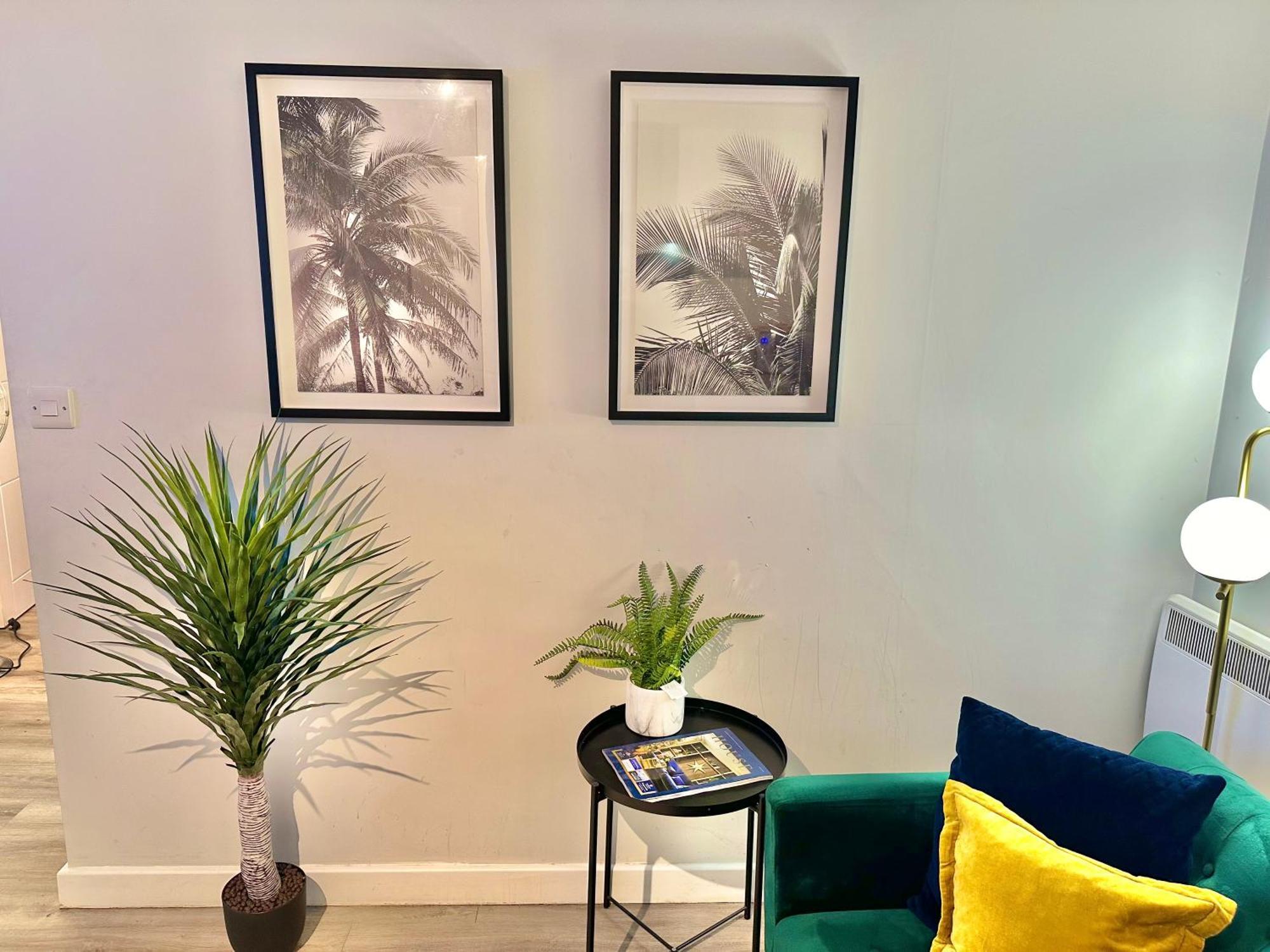 Sleek Urban Getaway - Parking Space - New Large Sofa Bed - Fast Wifi - 10 Minutes Walk To The Beach! Apartment *