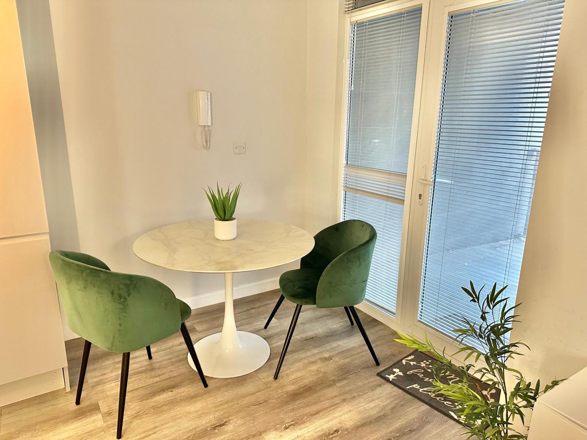 Sleek Urban Getaway - Parking Space - New Large Sofa Bed - Fast Wifi - 10 Minutes Walk To The Beach! * Bournemouth