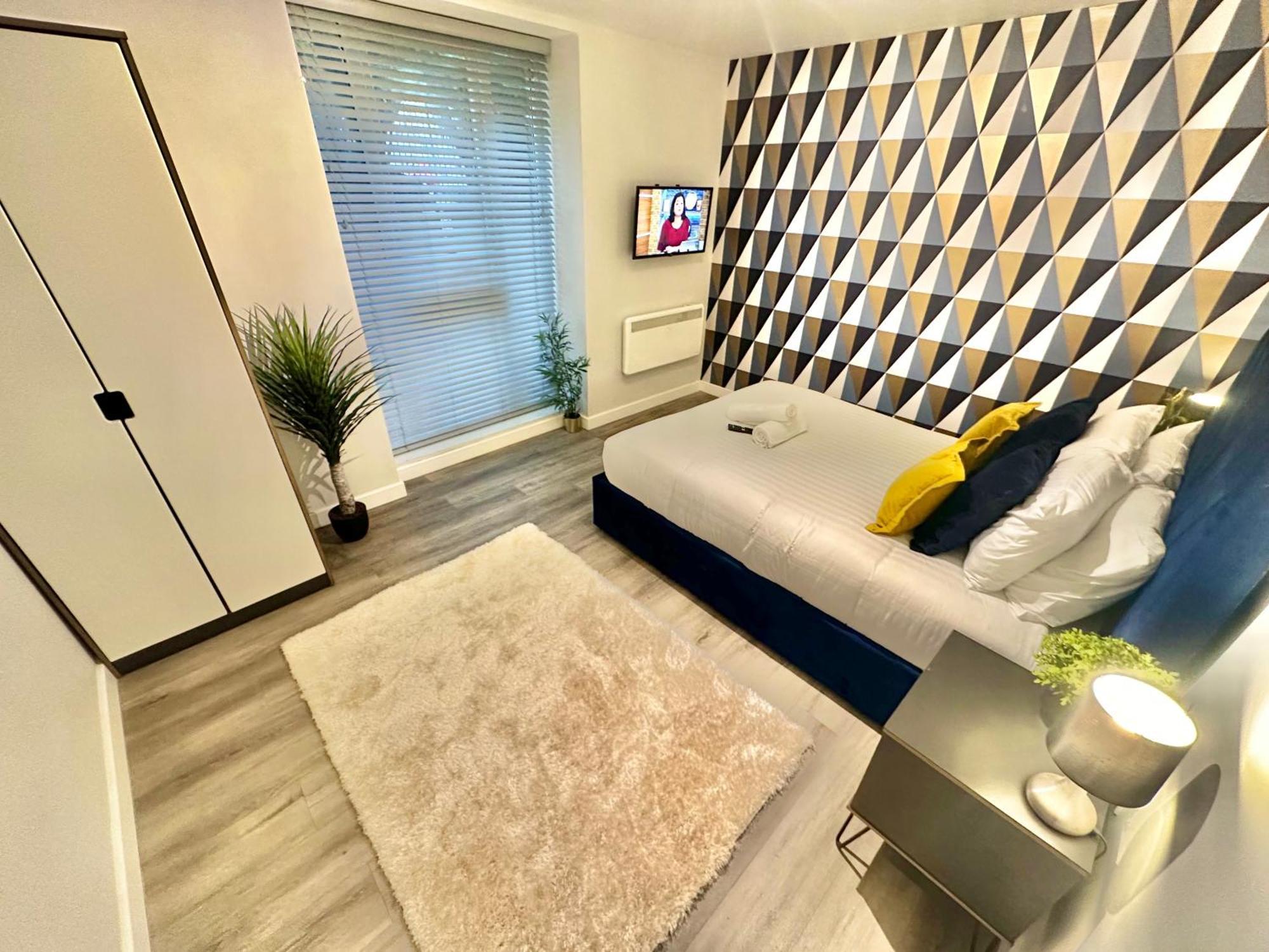 Sleek Urban Getaway - Parking Space - New Large Sofa Bed - Fast Wifi - 10 Minutes Walk To The Beach! * Bournemouth