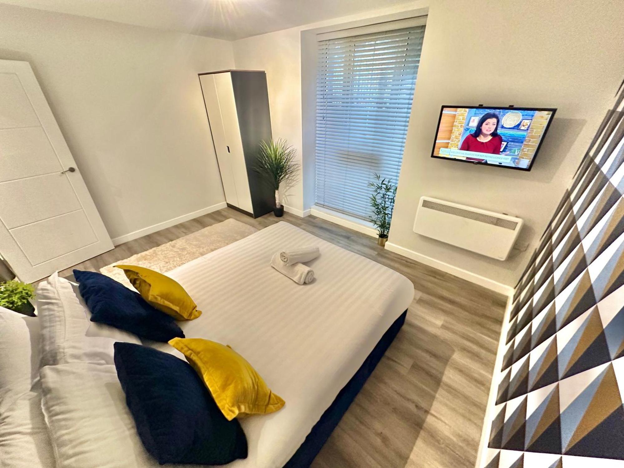 Apartment Sleek Urban Getaway - Parking Space - New Large Sofa Bed - Fast Wifi - 10 Minutes Walk To The Beach!