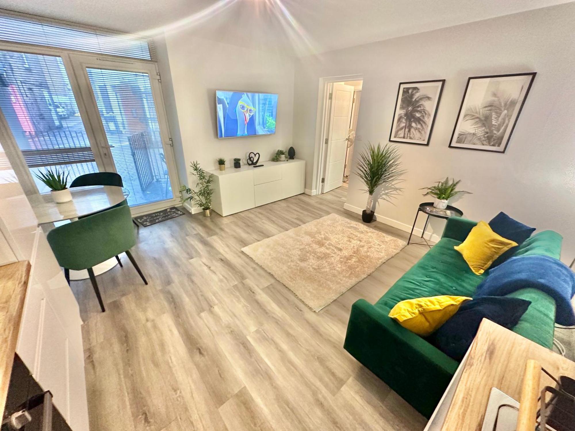 Apartment Sleek Urban Getaway - Parking Space - New Large Sofa Bed - Fast Wifi - 10 Minutes Walk To The Beach! Bournemouth