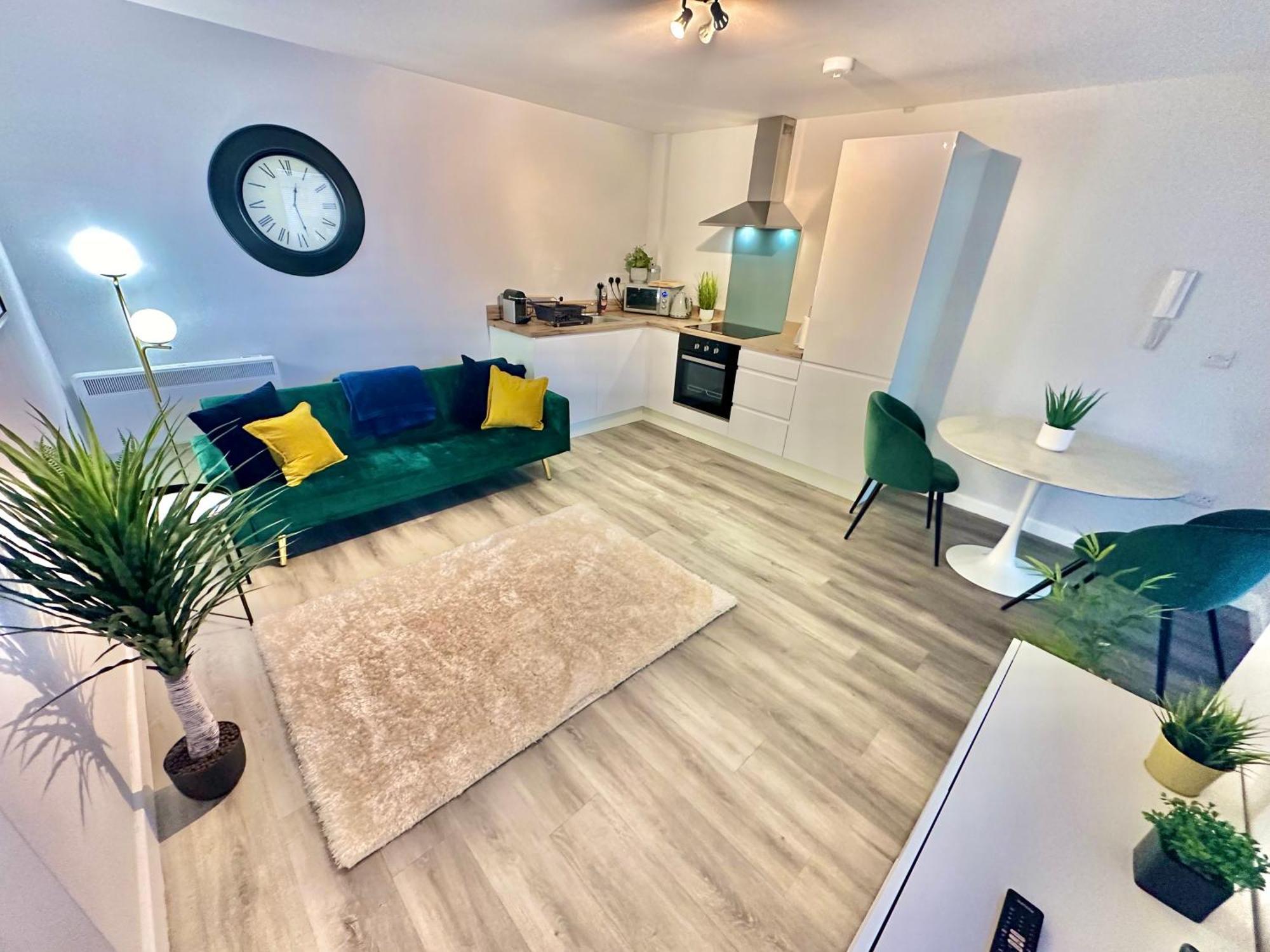 Apartment Sleek Urban Getaway - Parking Space - New Large Sofa Bed - Fast Wifi - 10 Minutes Walk To The Beach!