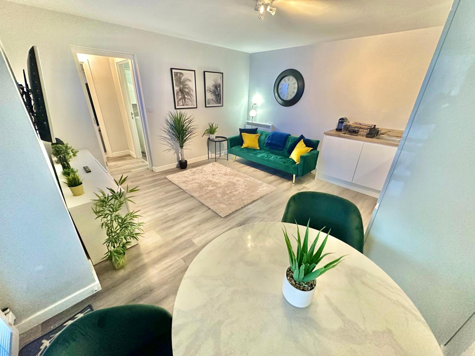 Apartment Sleek Urban Getaway - Parking Space - New Large Sofa Bed - Fast Wifi - 10 Minutes Walk To The Beach! Bournemouth
