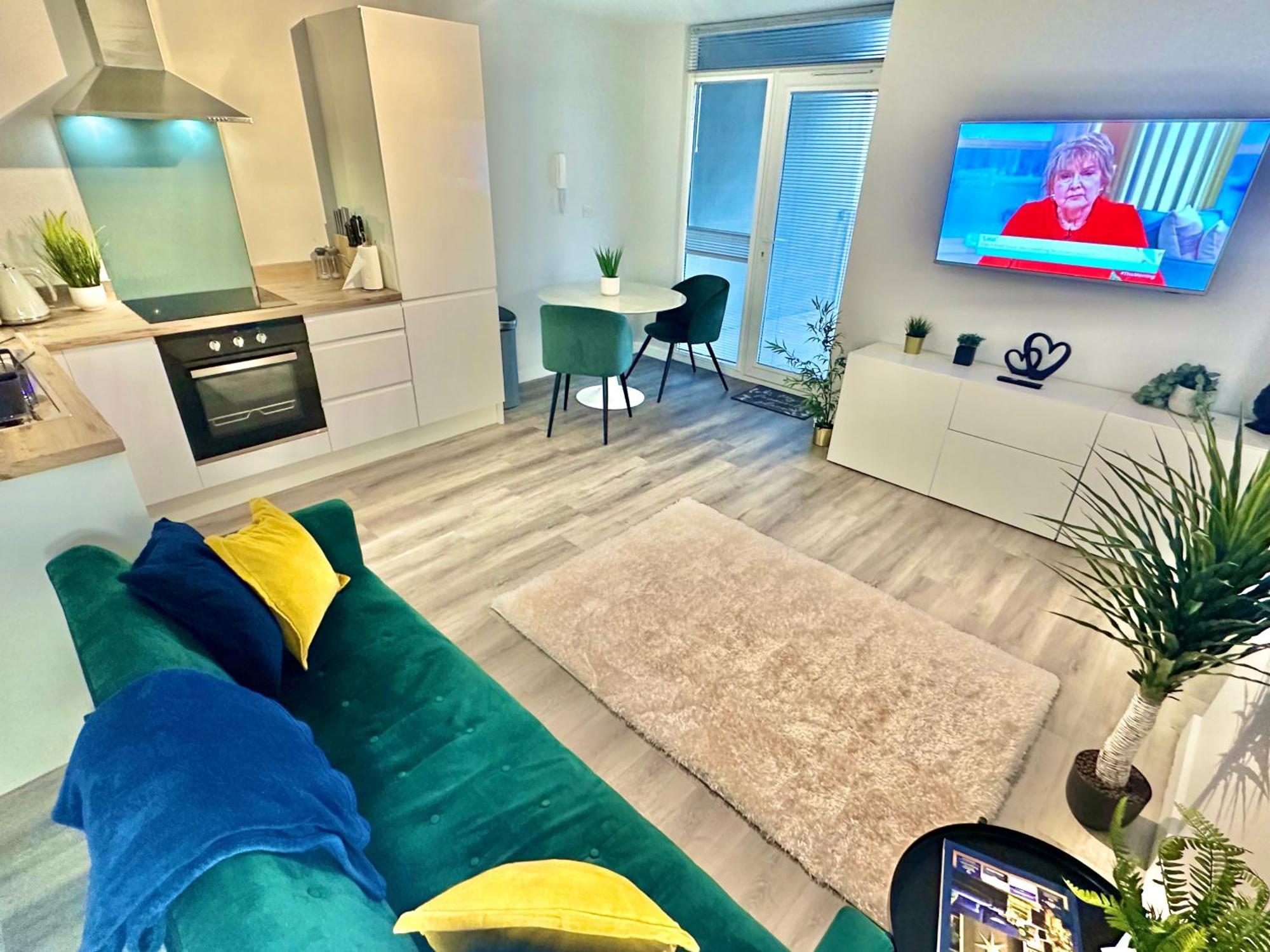 Sleek Urban Getaway - Parking Space - New Large Sofa Bed - Fast Wifi - 10 Minutes Walk To The Beach! * Bournemouth