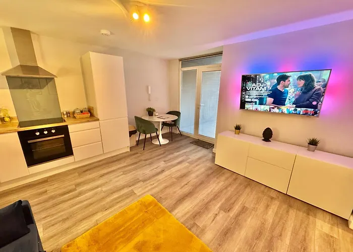 Sleek Urban Getaway - Parking Space - New Large Sofa Bed - Fast Wifi - 10 Minutes Walk To The Beach!