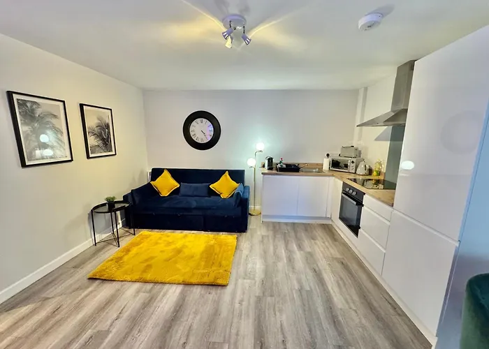 Sleek Urban Getaway - Parking Space - New Large Sofa Bed - Fast Wifi - 10 Minutes Walk To The Beach!