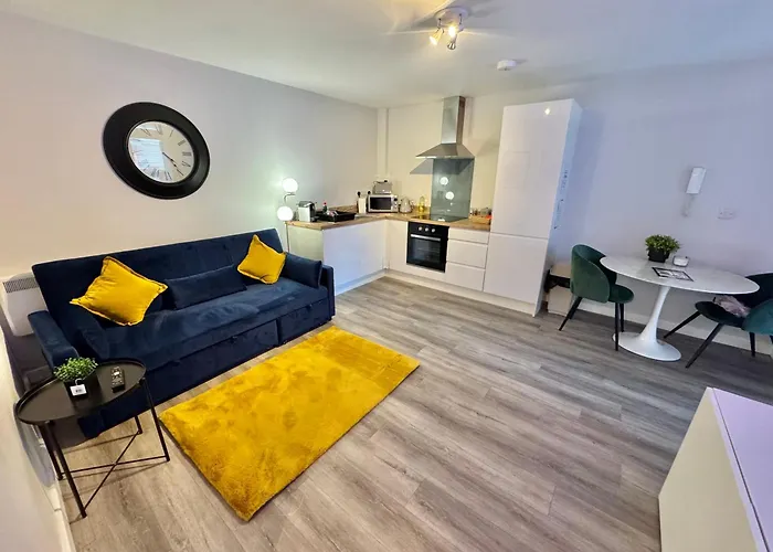 Sleek Urban Getaway - Parking Space - New Large Sofa Bed - Fast Wifi - 10 Minutes Walk To The Beach!