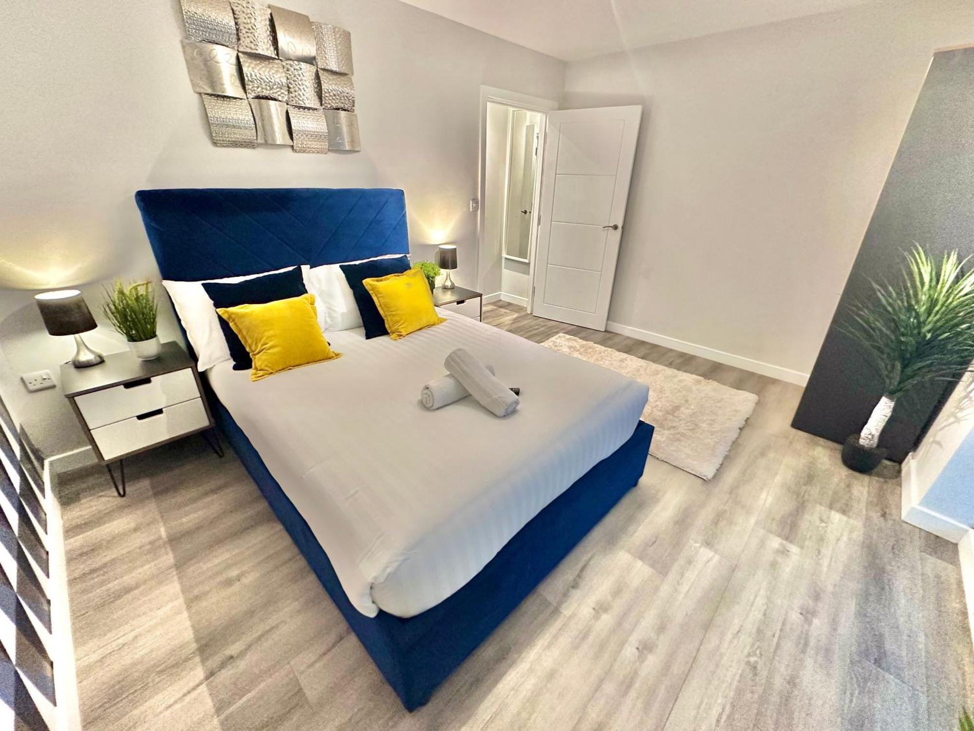 Sleek Urban Getaway - Parking Space - New Large Sofa Bed - Fast Wifi - 10 Minutes Walk To The Beach! Apartment