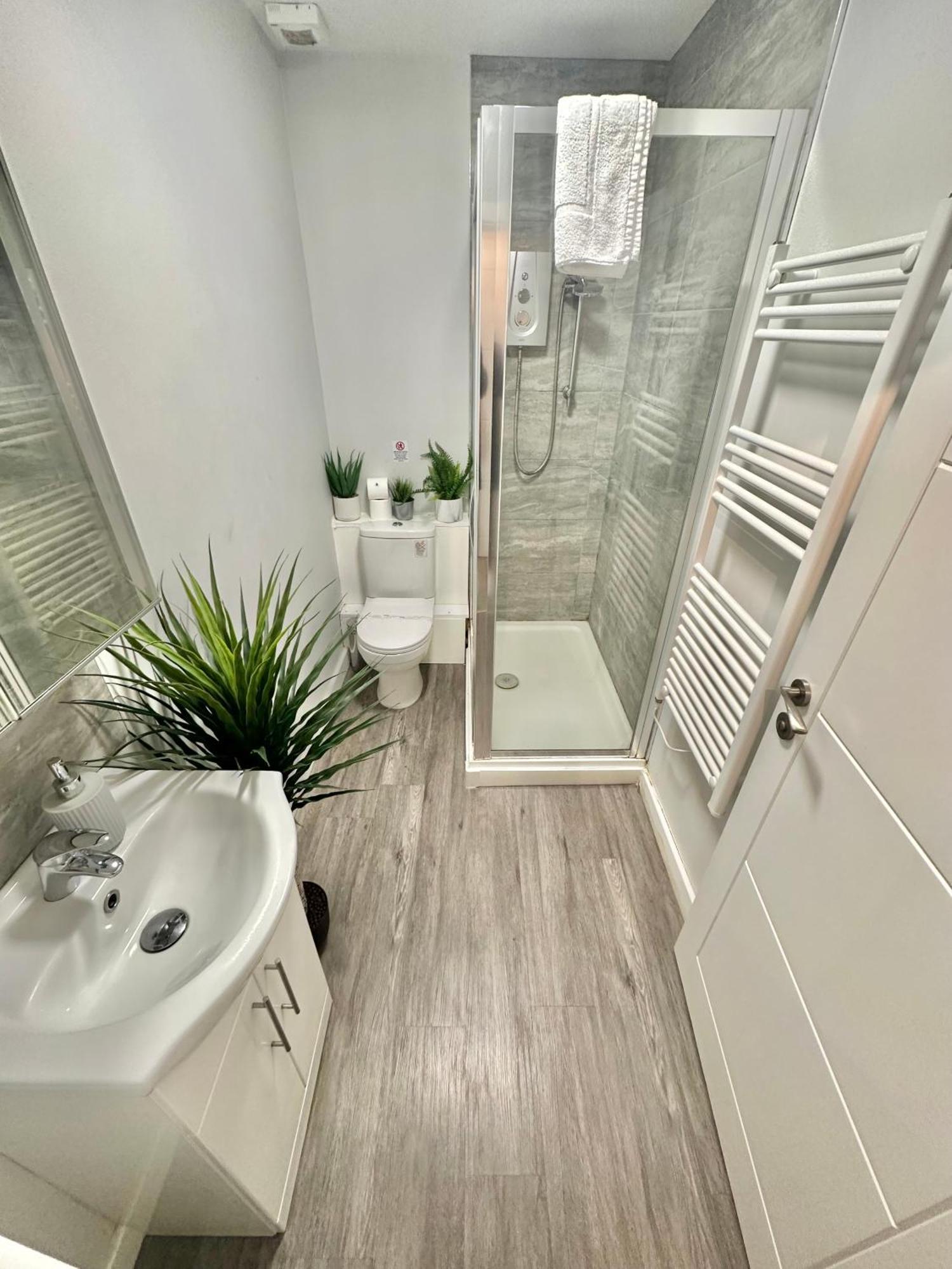 Sleek Urban Getaway - Parking Space - New Large Sofa Bed - Fast Wifi - 10 Minutes Walk To The Beach! *