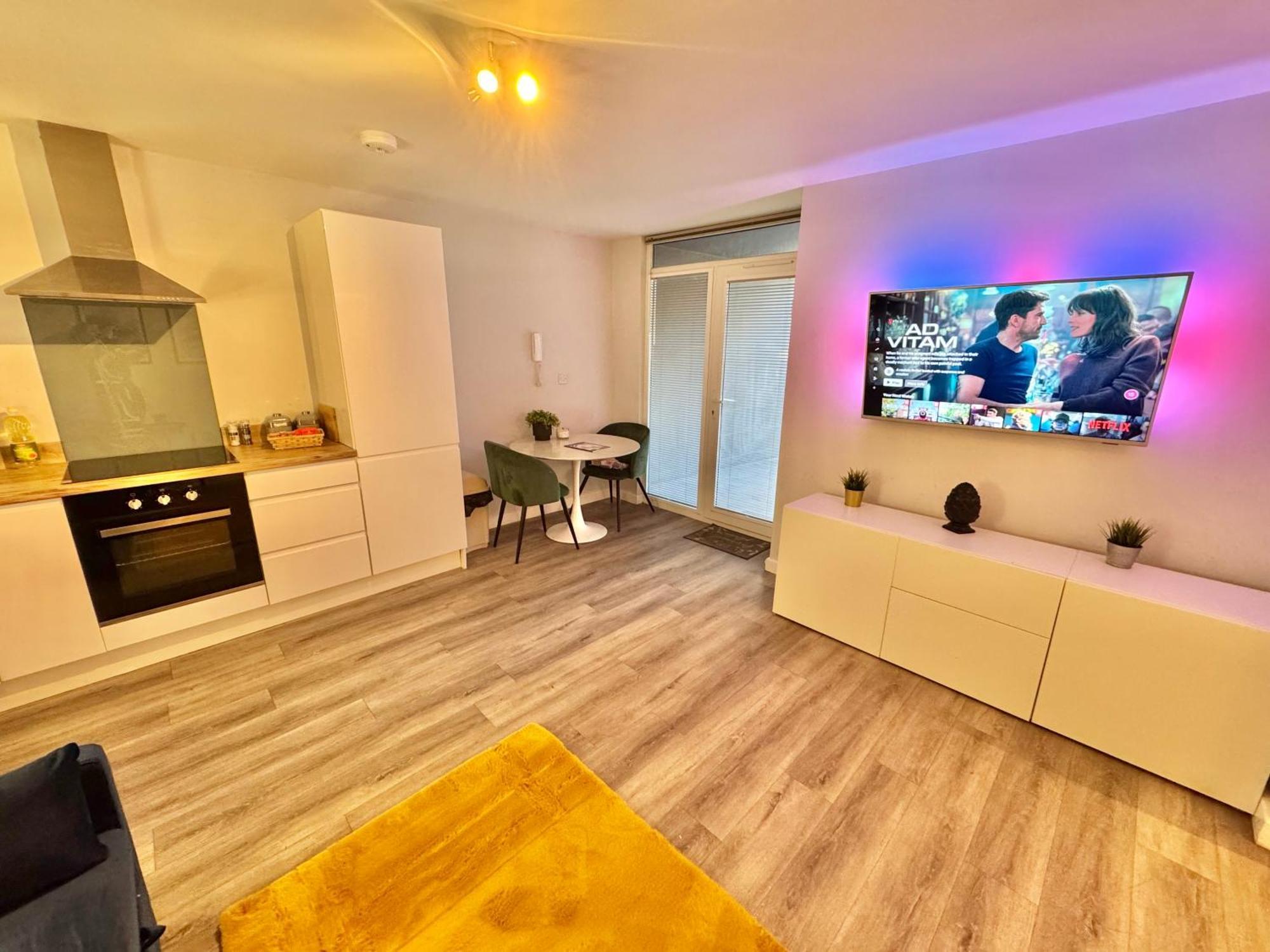 Sleek Urban Getaway - Parking Space - New Large Sofa Bed - Fast Wifi - 10 Minutes Walk To The Beach!