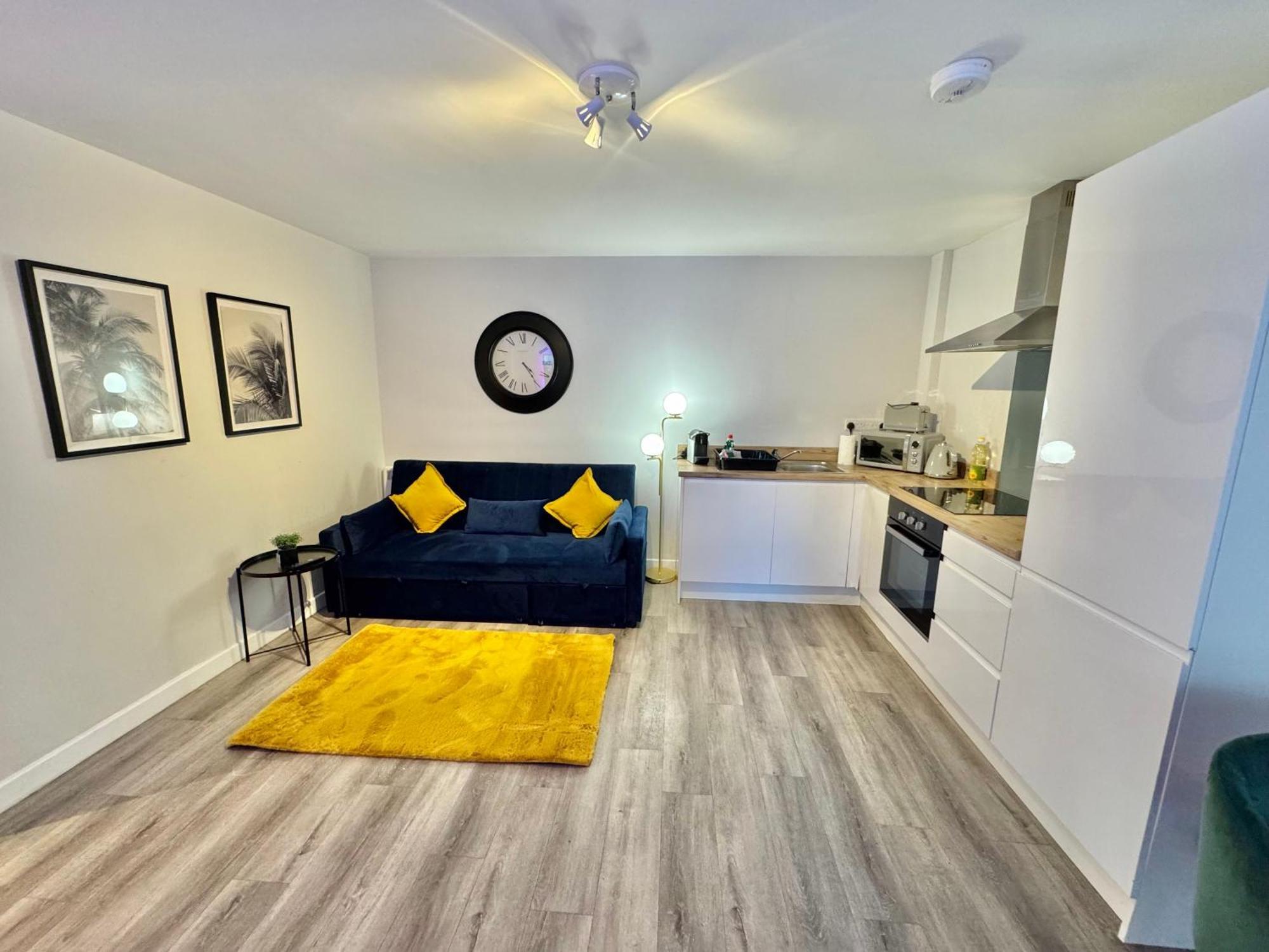 Apartment Sleek Urban Getaway - Parking Space - New Large Sofa Bed - Fast Wifi - 10 Minutes Walk To The Beach! Bournemouth