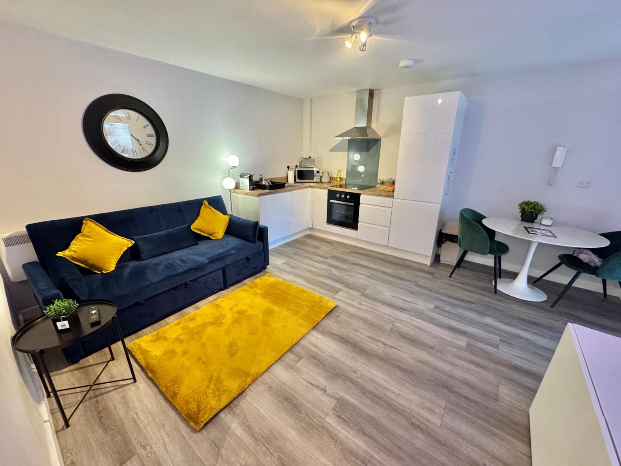 Sleek Urban Getaway - Parking Space - New Large Sofa Bed - Fast Wifi - 10 Minutes Walk To The Beach!