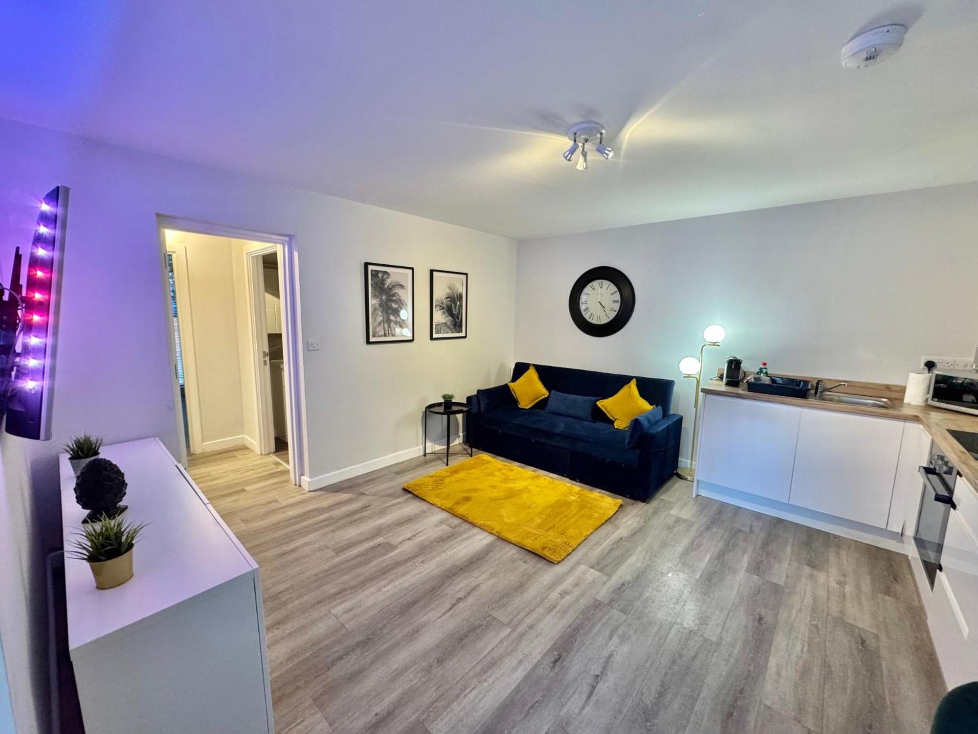Apartment Sleek Urban Getaway - Parking Space - New Large Sofa Bed - Fast Wifi - 10 Minutes Walk To The Beach! *