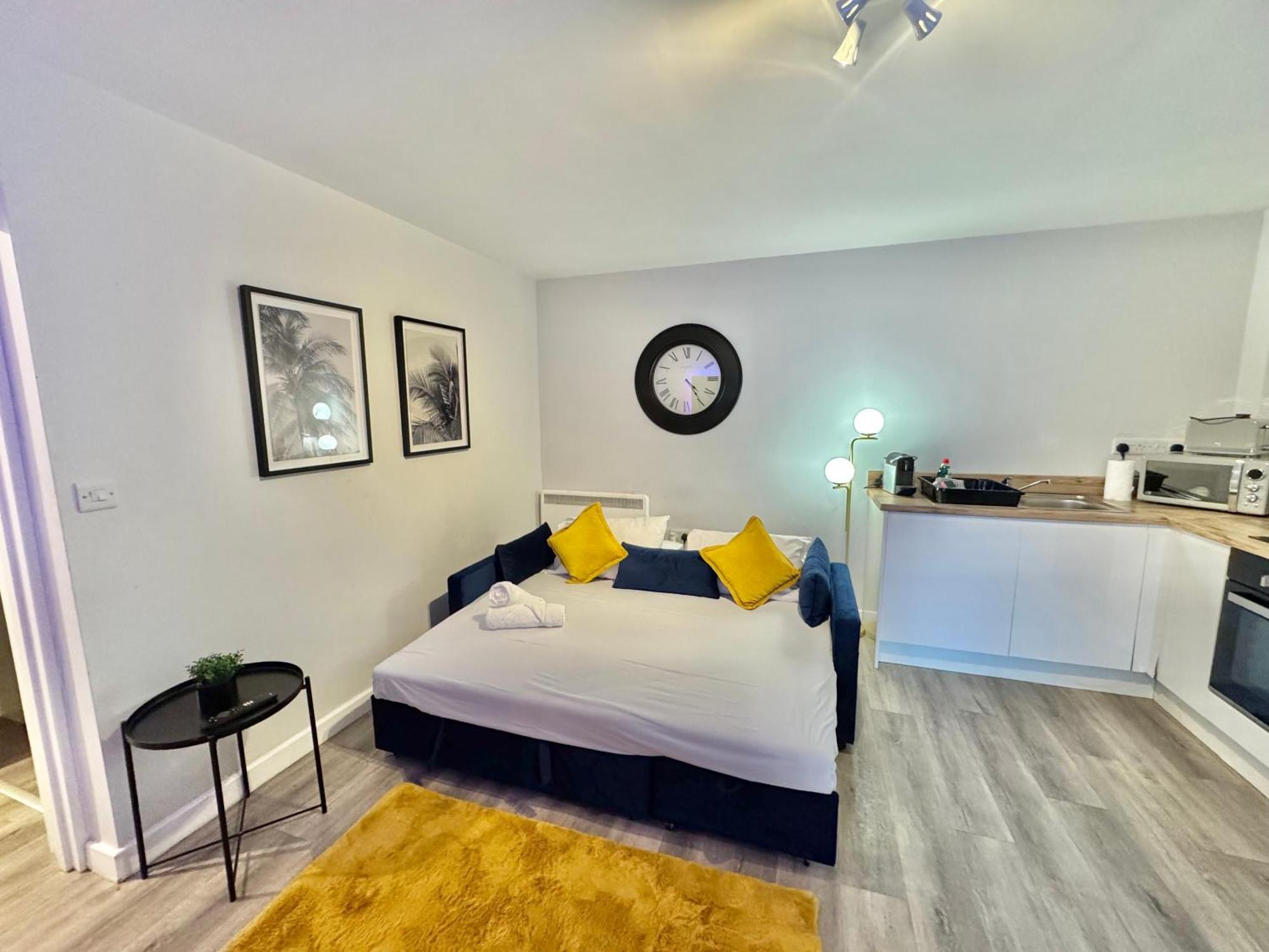 Sleek Urban Getaway - Parking Space - New Large Sofa Bed - Fast Wifi - 10 Minutes Walk To The Beach! *